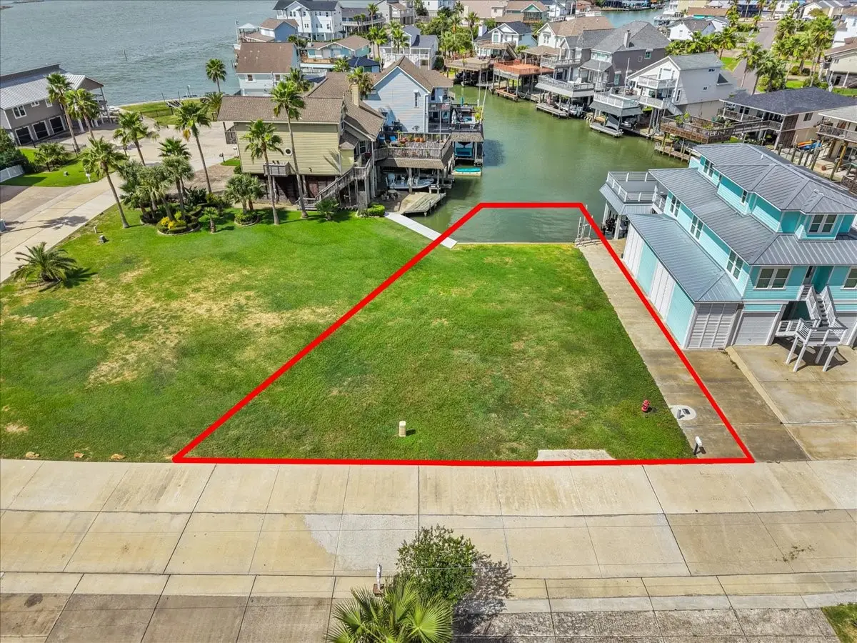 135 Tamana Dr, Tiki Island, TX 77554 - #1