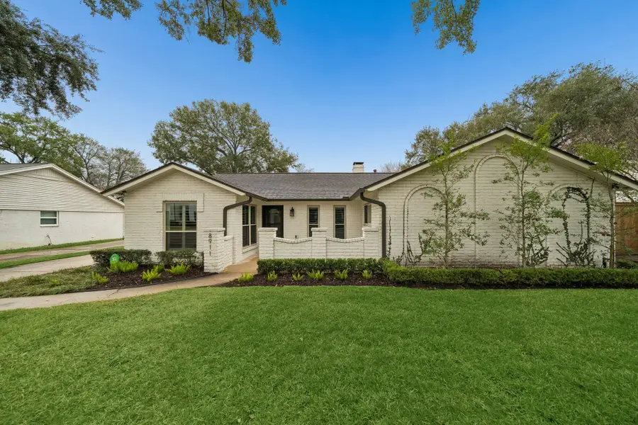 8911 Echo Valley Drive, Spring Valley Village, TX 77055 - Image #2