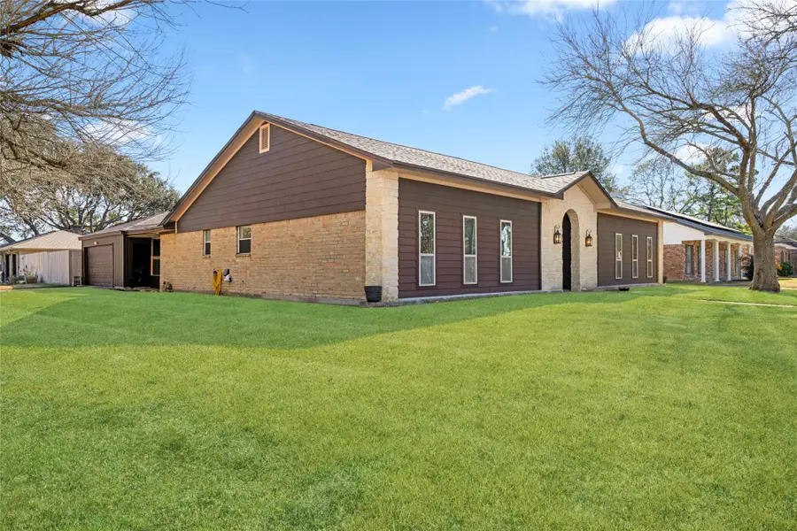 357 W Castle Harbour Drive, Friendswood, TX 77546 - #2