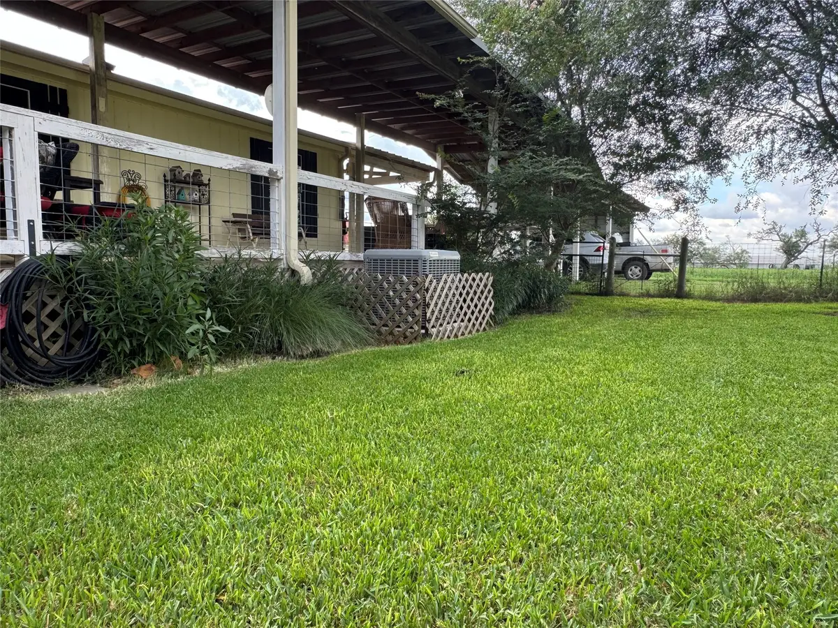 674 County Road 447, Waelder, TX 78959 - #1