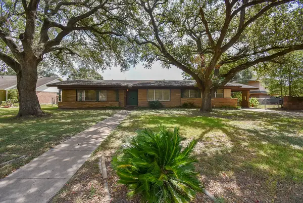 2116 Rosemary Street, El Campo, TX 77437