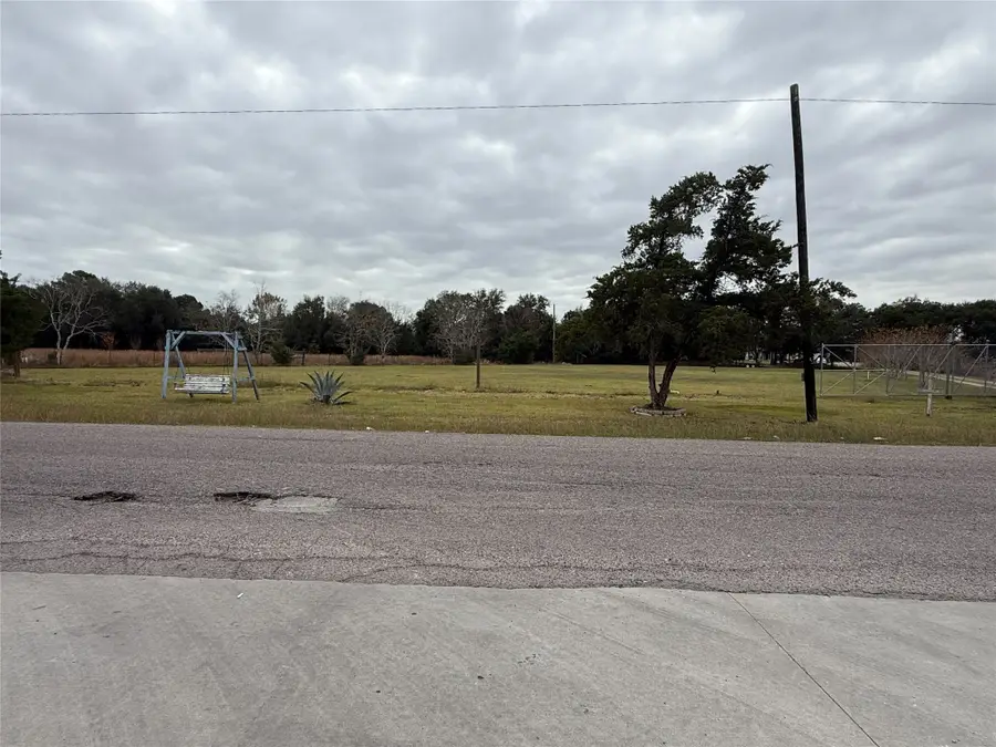 9015 Schiro Rd, Hitchcock, TX 77563 - Image #2