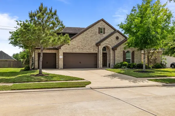 211 Meadow Ridge Way, Clute, TX 77531