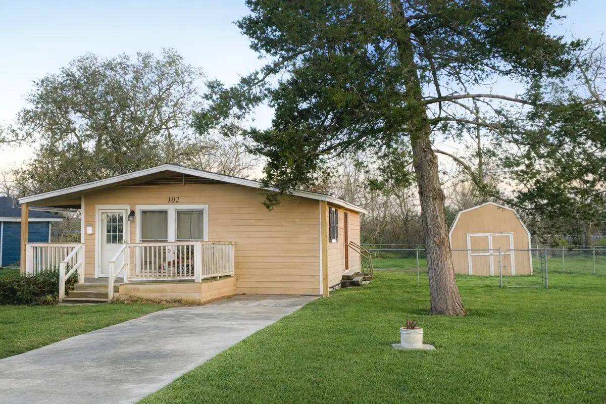 102 Magnolia Street, Lake Jackson, TX 77566 - Image #1