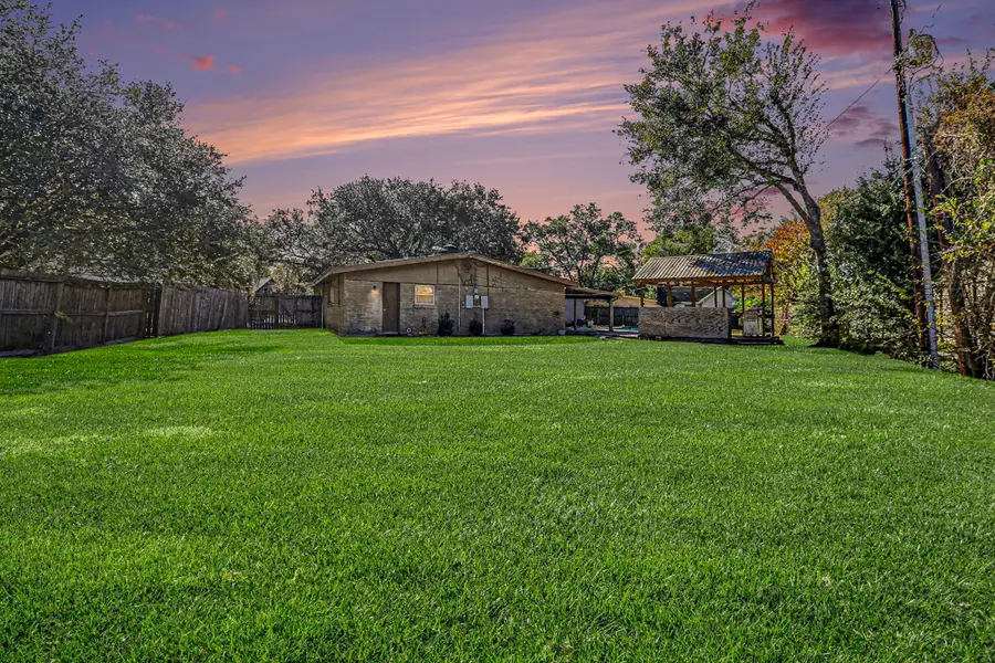 915 Merriman Court Court, Friendswood, TX 77546 - Image #2
