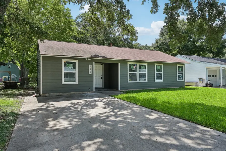 317 Redwood Street, Lake Jackson, TX 77566 - #2