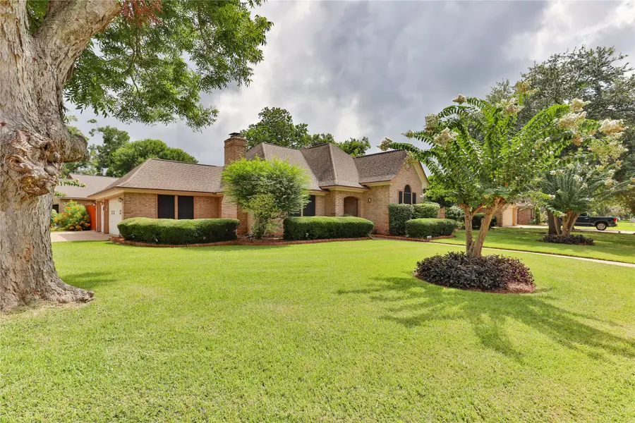 124 Zinnia Street, Lake Jackson, TX 77566 - #2