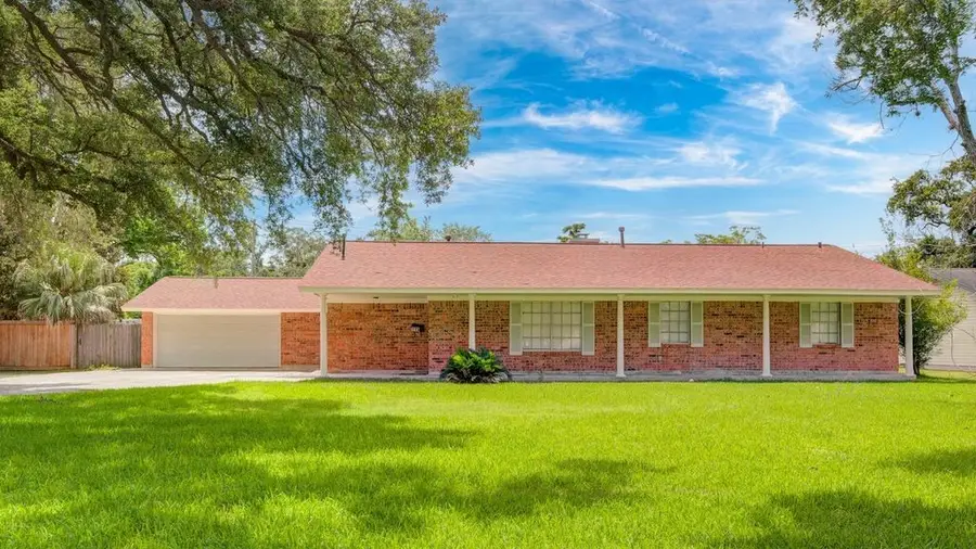 115 S Cedar Street, Lake Jackson, TX 77566 - #3