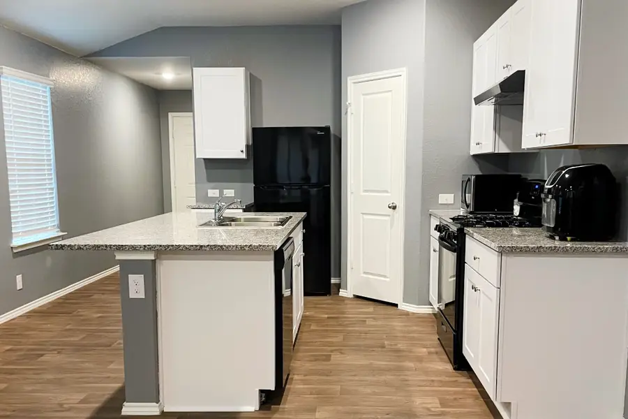 285 Middle Green Loop, Floresville, TX 78114 - Image #2