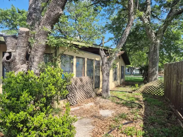404 Svoboda Street, Yoakum, TX 77995 - #2