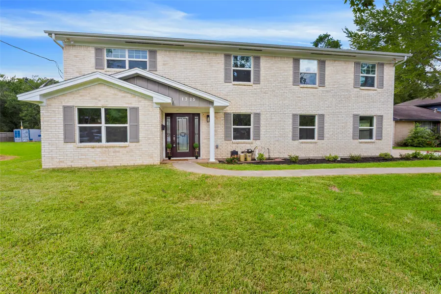 1325 Oak Hollow Drive, Dickinson, TX 77539 - Image #2