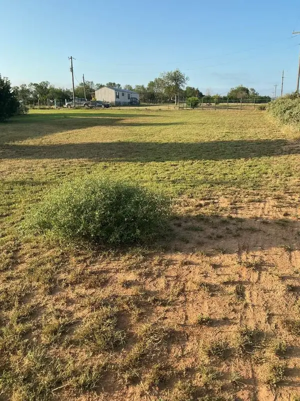 1295 County Road 773, Devine, TX 78016