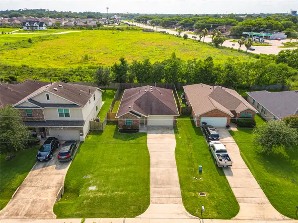 4131 Country Club Drive, Dickinson, TX 77539