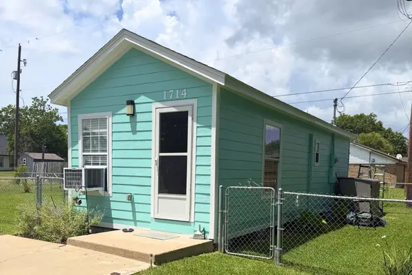 1714 N Avenue Q, Freeport, TX 77541