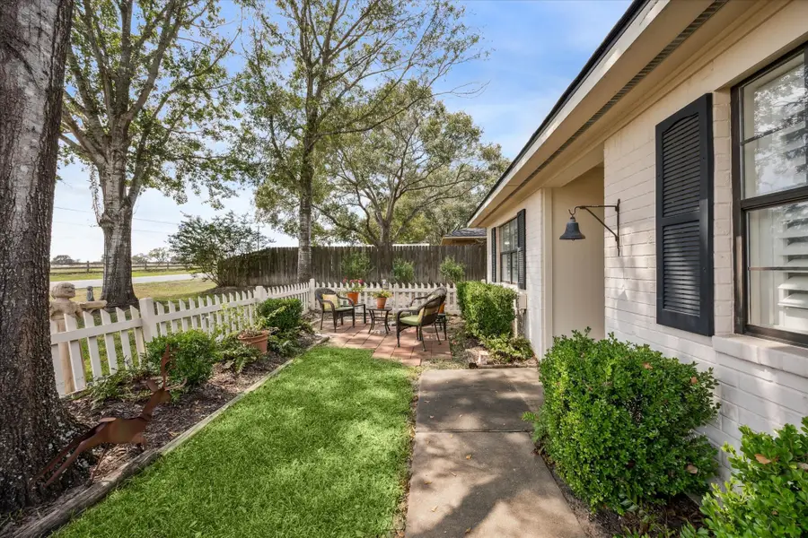 806 W Hacienda, Bellville, TX 77418 - #2
