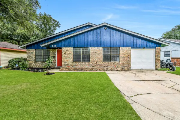 258 N Shanks Street, Clute, TX 77531