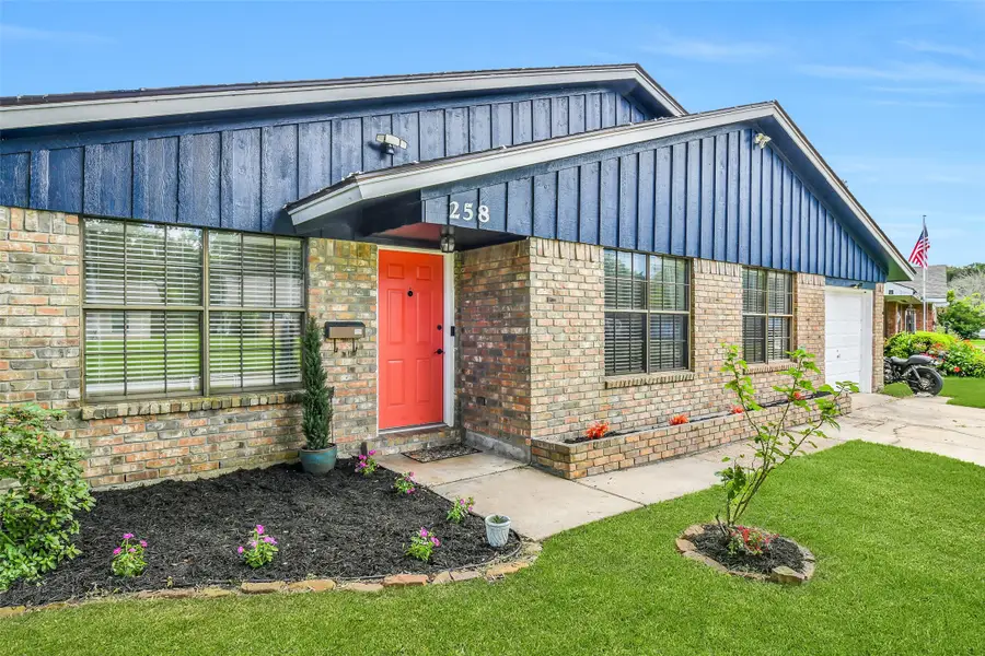 258 N Shanks Street, Clute, TX 77531 - #3