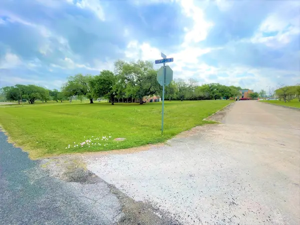 2825 Golf Crest Drive, Wharton, TX 77488