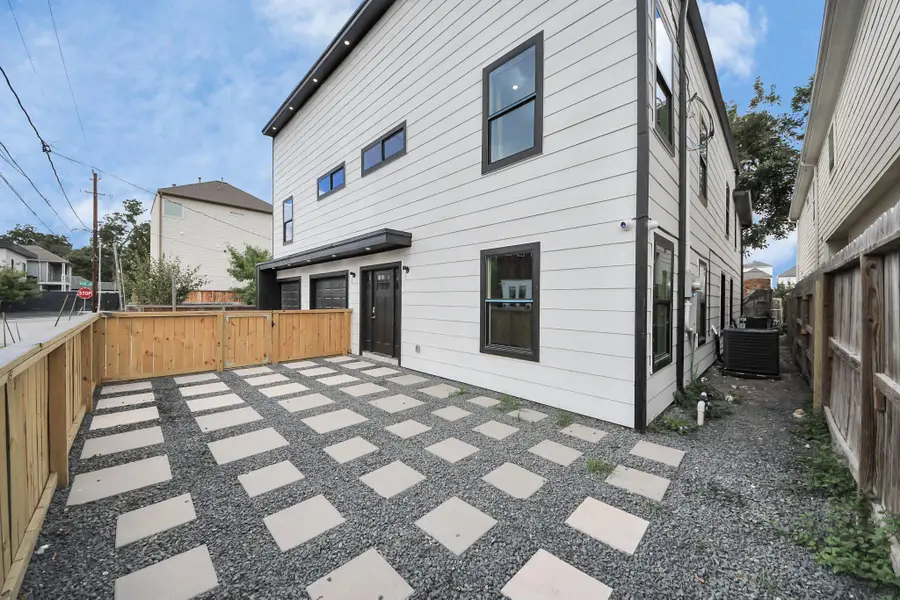 1111 E 27th Street, Houston, TX 77009 - #2