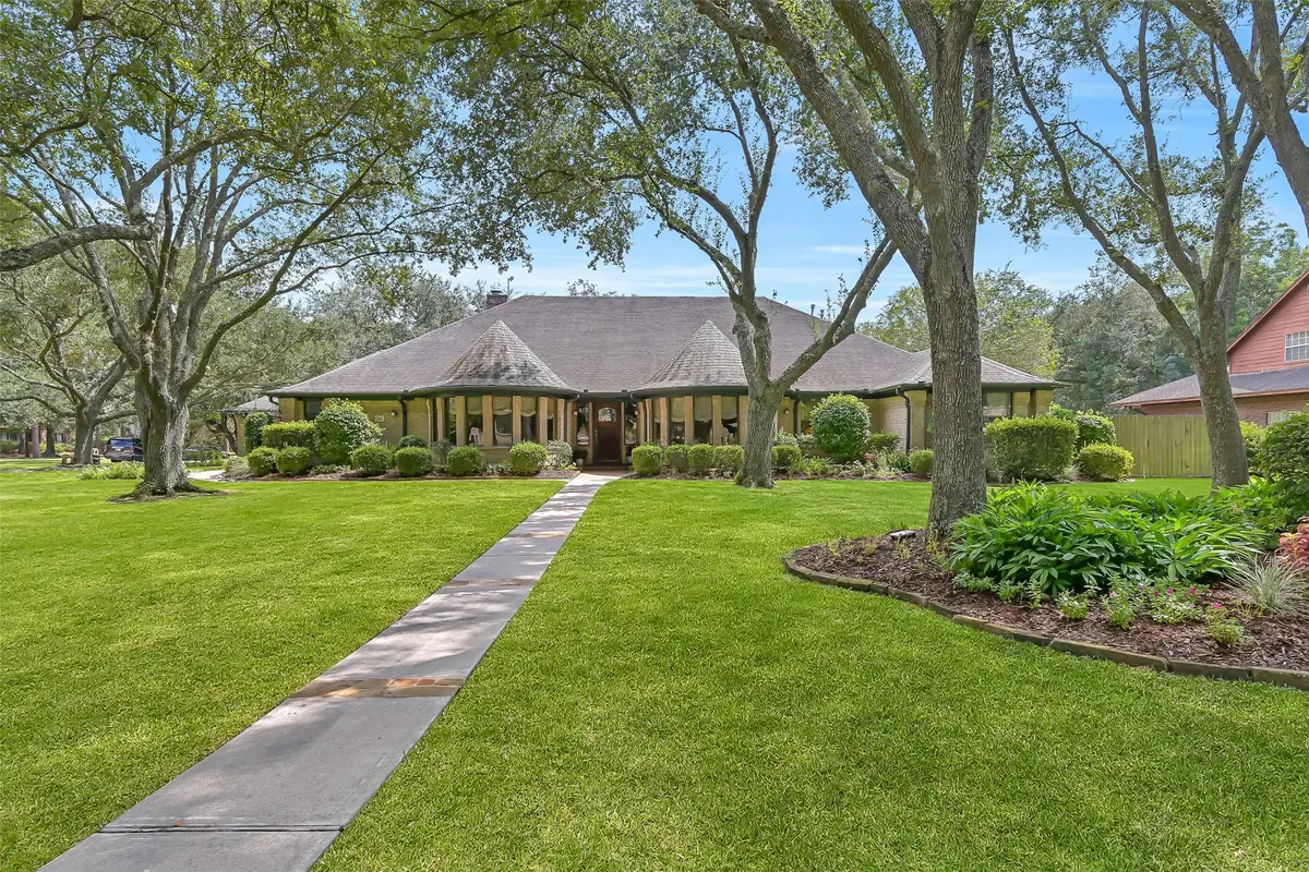 203 W Spreading Oaks Avenue, Friendswood, TX 77546 - #1