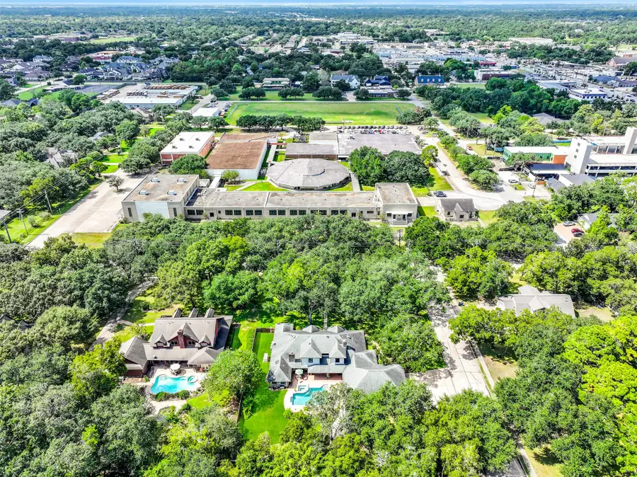 203 W Spreading Oaks Avenue, Friendswood, TX 77546 - #2