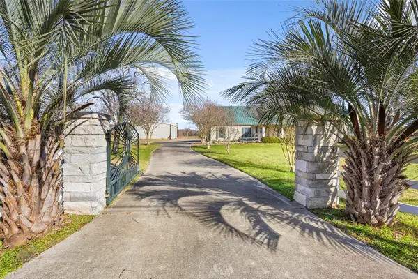 9106 N Humble Camp Road, Dickinson, TX 77539