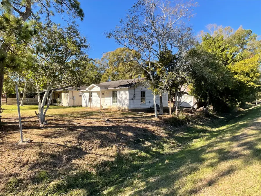 1111 Wheeler Street, Anahuac, TX 77514 - Image #2