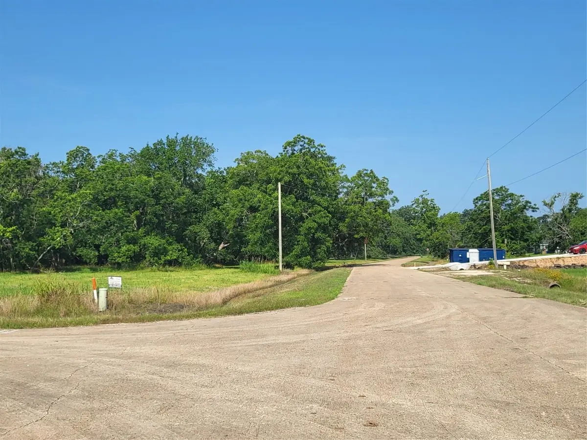68 Conestoga Trl, Angleton, TX 77515 - #1