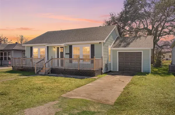 3125 South Dr, Groves, TX 77619