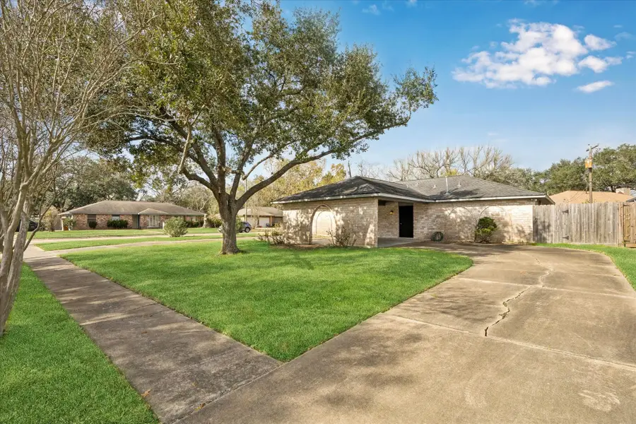 308 Brandywyne Drive, Friendswood, TX 77546 - Image #3
