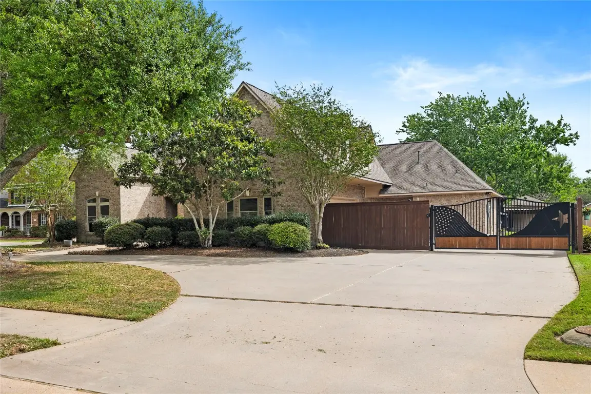 704 Heritage Oaks Dr, Angleton, TX 77515 - #1