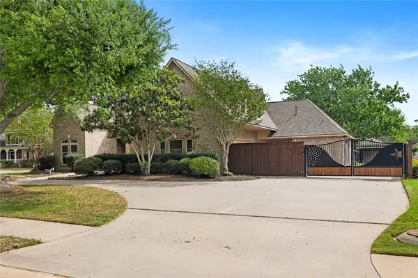 704 Heritage Oaks Dr, Angleton, TX 77515
