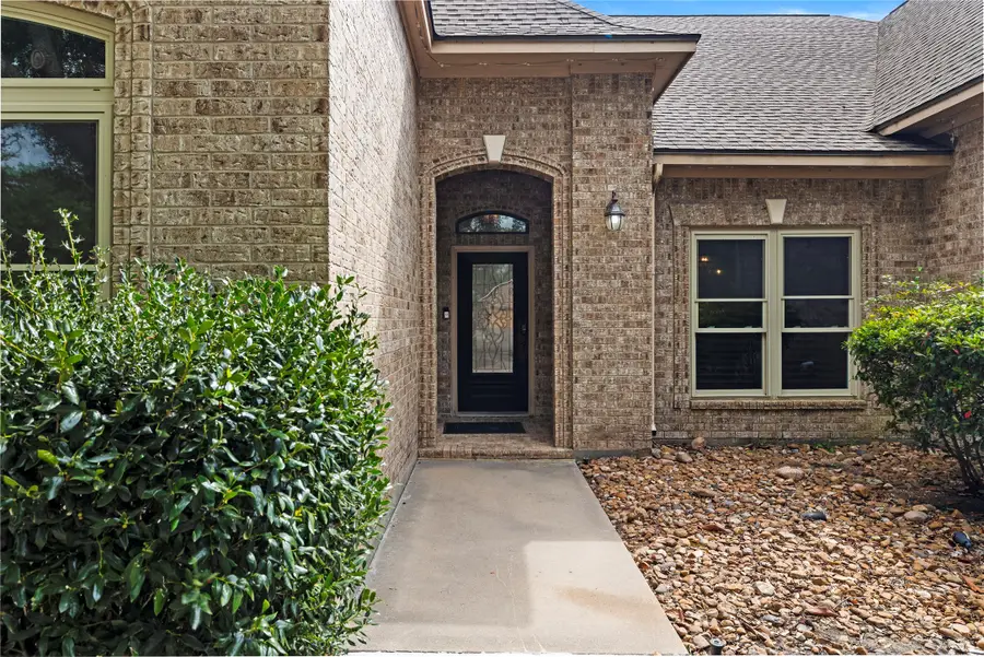 704 Heritage Oaks Dr, Angleton, TX 77515 - #2