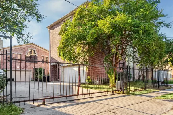 9710 Riddlewood Lane, Houston, TX 77025