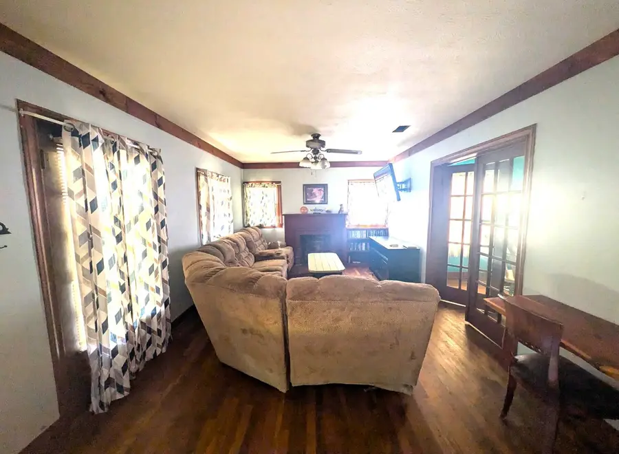 303 E Livingston Street, San Augustine, TX 75972 - #3