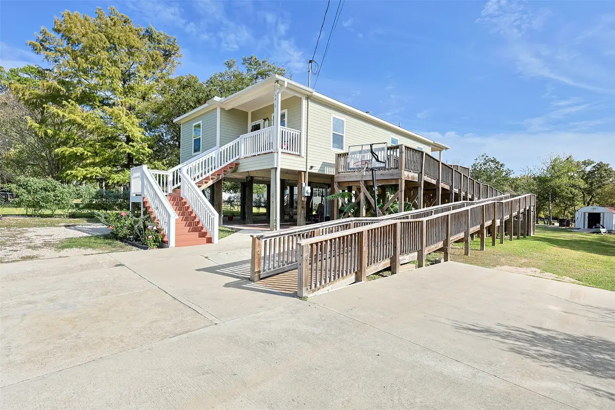 9810 Oak Leaf Drive, Baytown, TX 77521 - Image #1