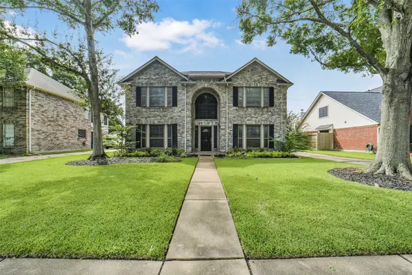 126 Shadow Wood Drive, Sugar Land, TX 77498