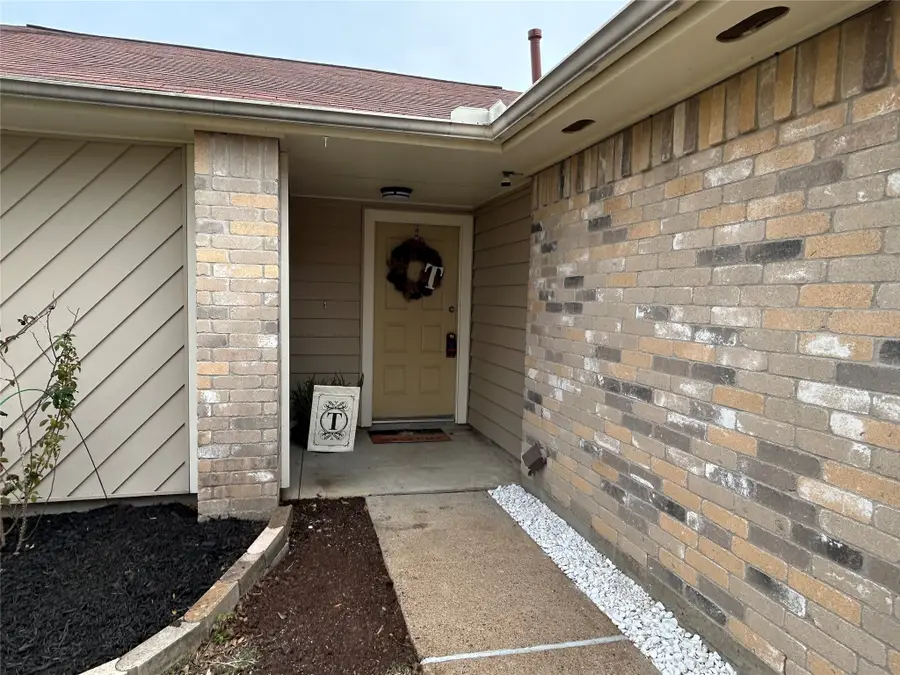 754 Sugar Hill Drive, La Porte, TX 77571 - Image #2