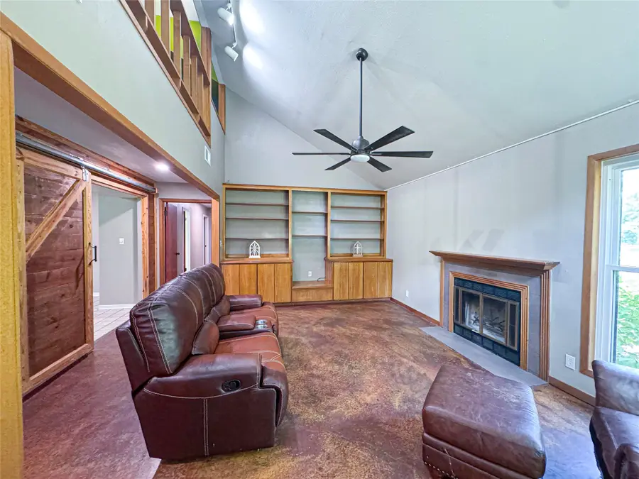 5610 County Road 823, West Columbia, TX 77486 - #3