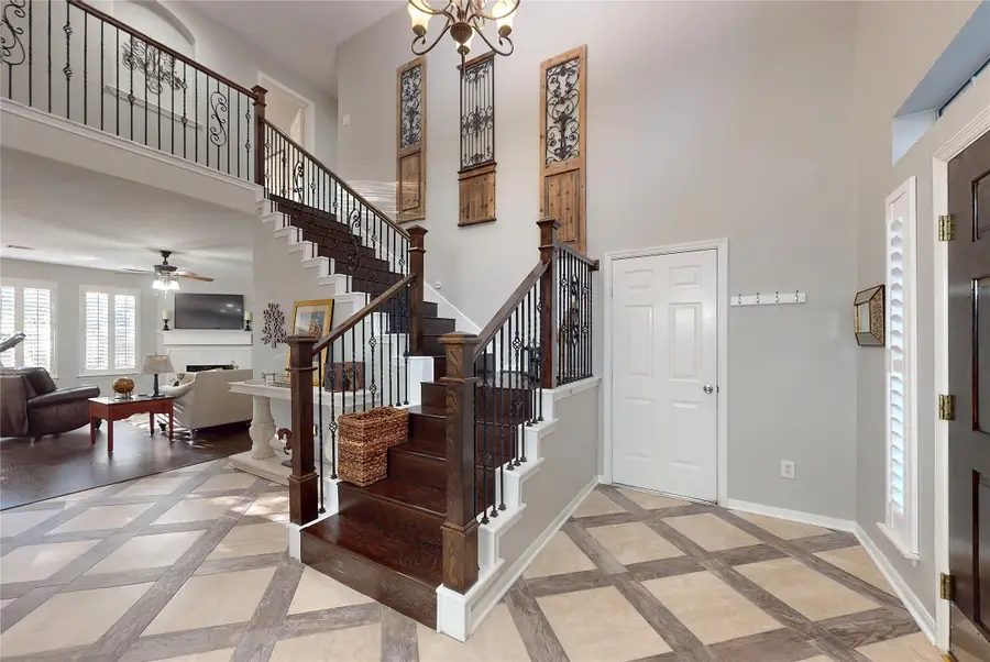 118 W Hobbit Glen Drive, The Woodlands, TX 77384 - Image #3