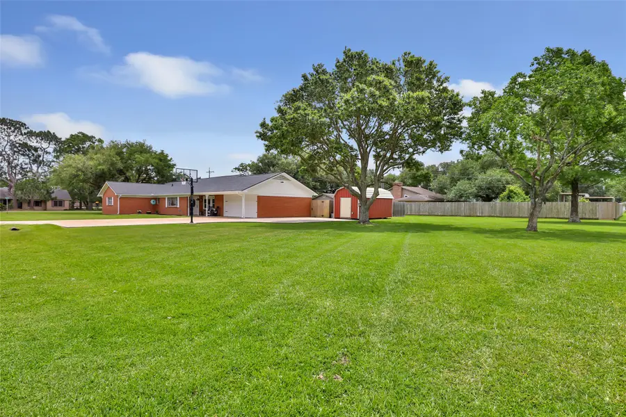 106 Lynn Street Street, Anahuac, TX 77514 - #2