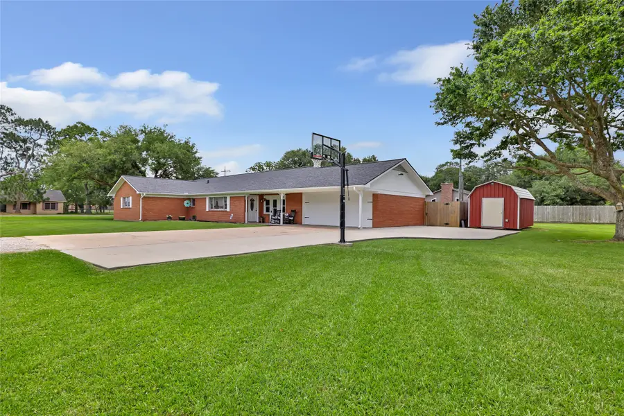 106 Lynn Street Street, Anahuac, TX 77514 - #3