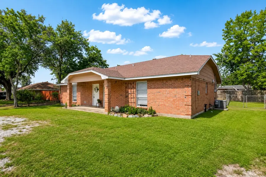 406 W Oak Street, Highlands, TX 77562 - #3