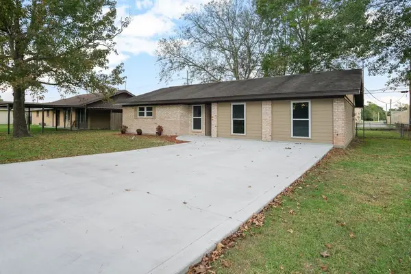 1347 E Palm Drive, Winnie, TX 77665