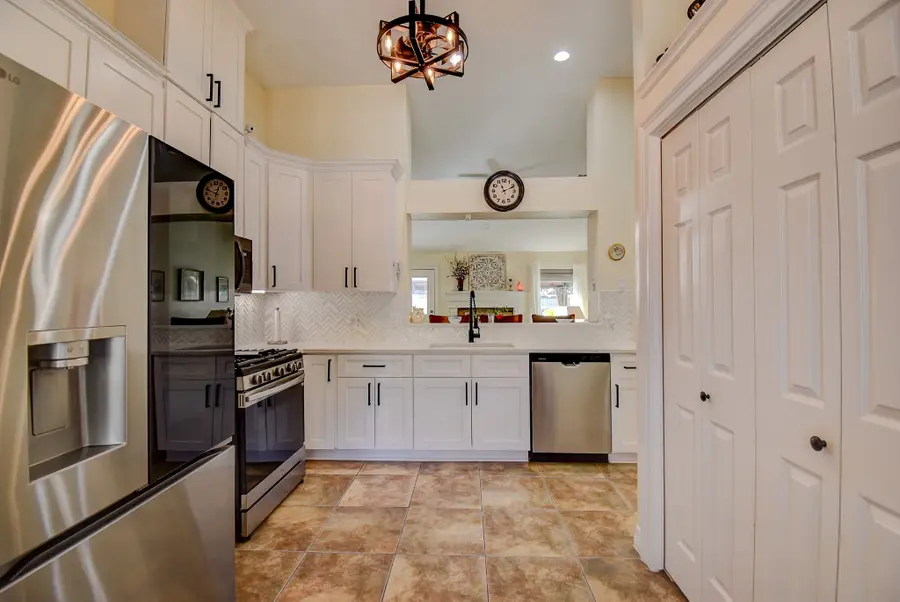 21 Alexander Court, Angleton, TX 77515 - #3