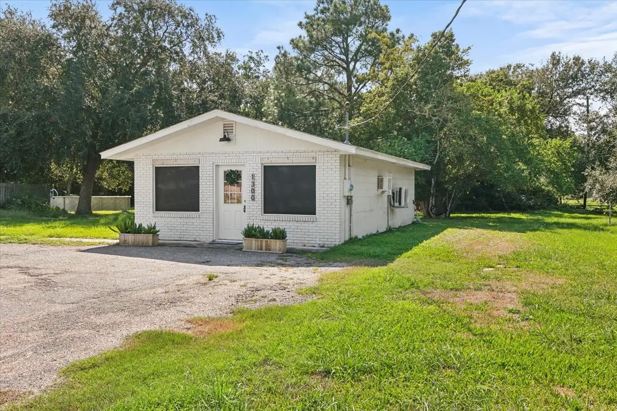 1300 S Kansas Avenue, Anahuac, TX 77514 - Image #1