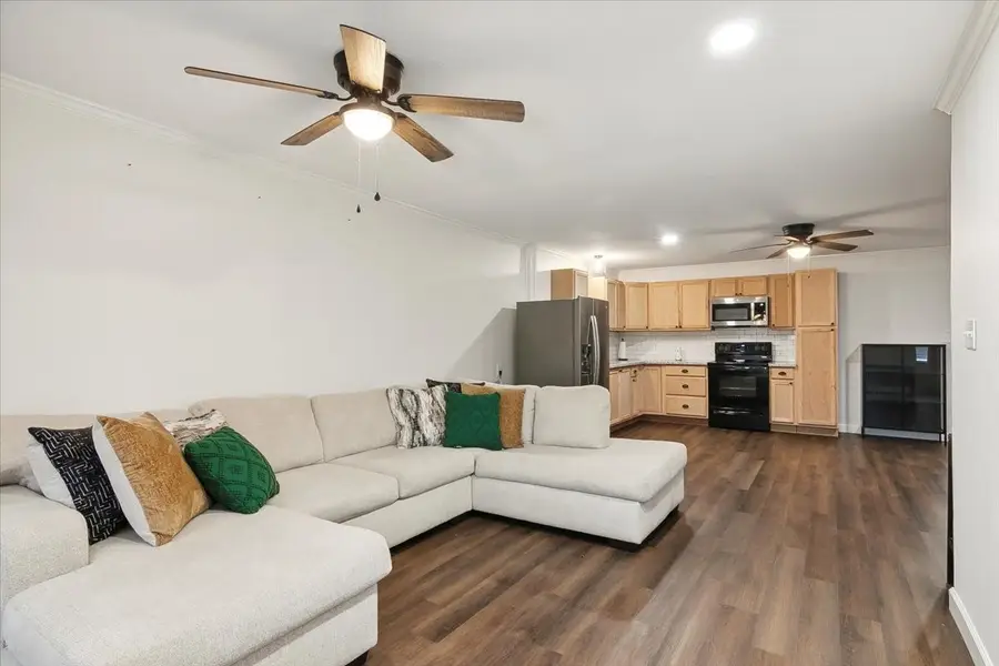 1300 S Kansas Avenue, Anahuac, TX 77514 - Image #2