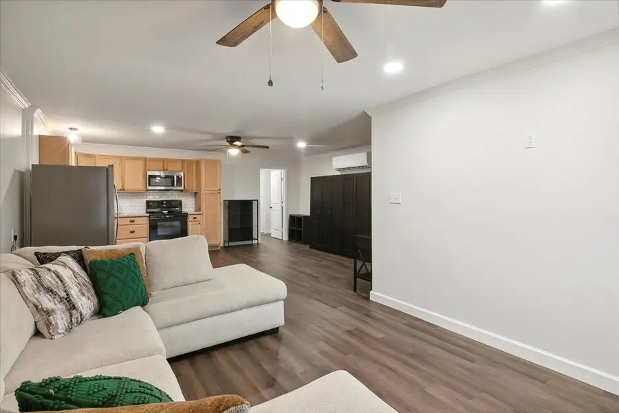 1300 S Kansas Avenue, Anahuac, TX 77514 - Image #3