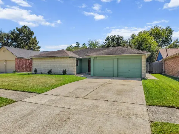 10114 Roseberry Drive E, La Porte, TX 77571