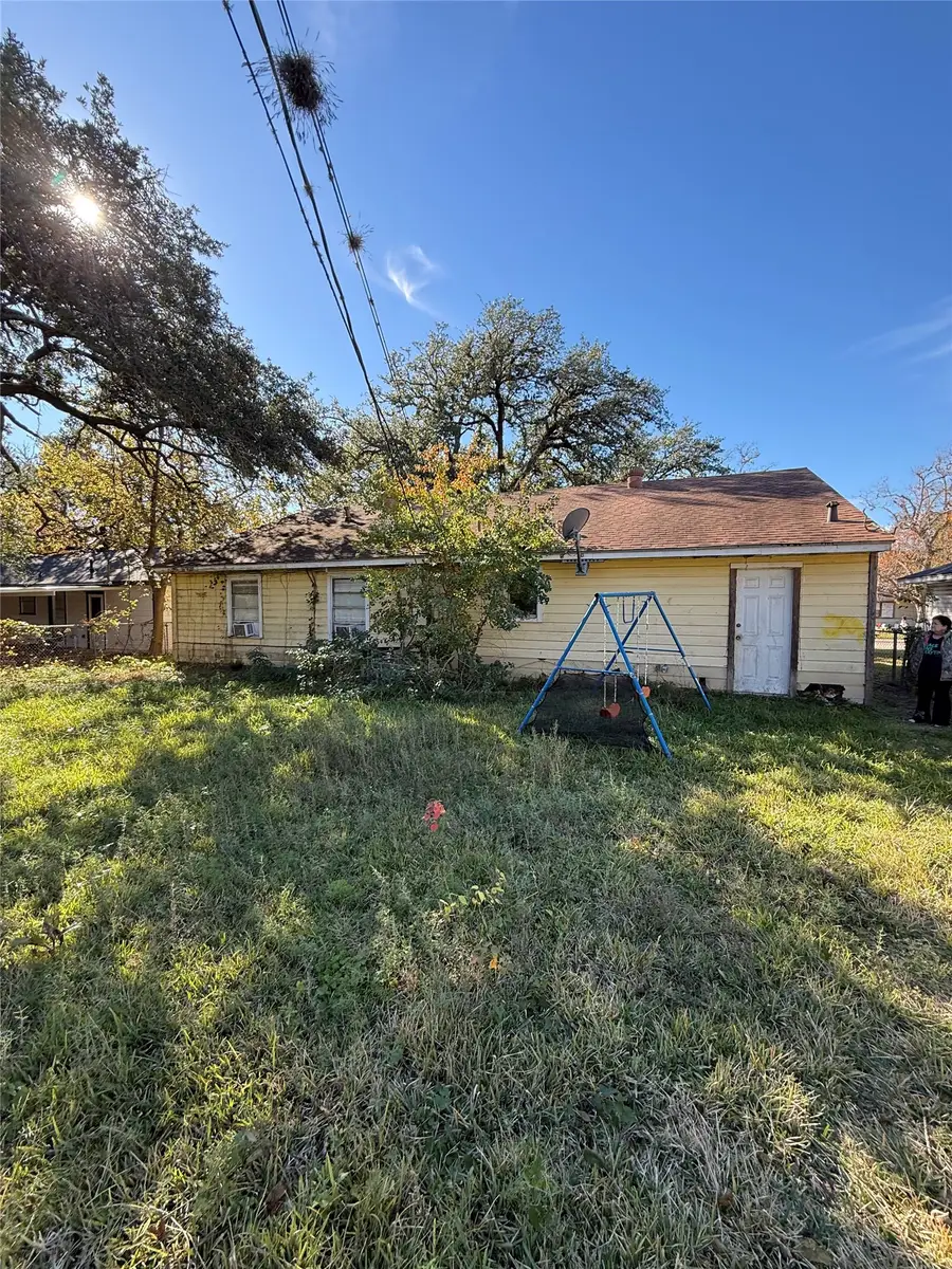 303 Cypress Street, Lake Jackson, TX 77566 - #2